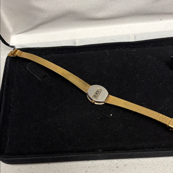 Elegant Gold Tone  Women\'s Watch with Crystal Bezel